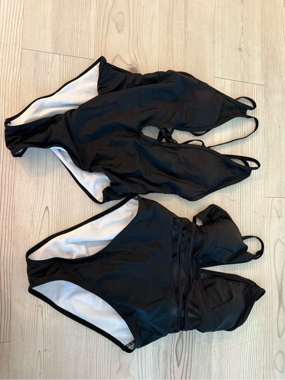 Bag of bikinis & swimsuits - Picture 6 of 9